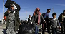 Полицаи евакуират бежански лагер до границата между Гърция и Македония 