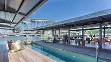 В Париж отвори врати първият плаващ хотел-бар по Сена
