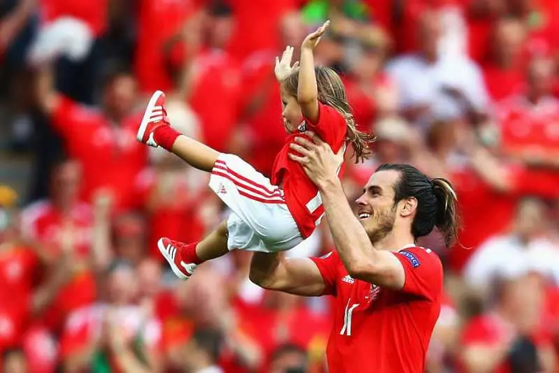 Марсилия, Франция. Пепе от Португалия празнува победата на отбора си заедно с дъщеря си след четвъртфинала между Полша и Португалия.

Снимка: Guliver /&nbsp;Getty Images
