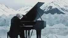 Италиански пианист свири красиво на плаваща сцена в Арктика (видео)