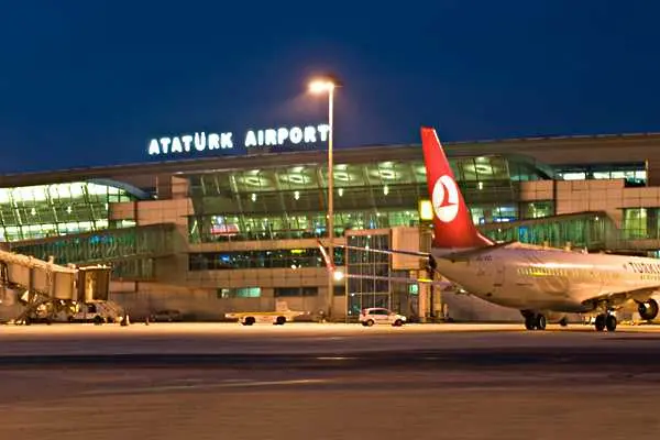 CNN: Най-малко 10-има са загинали при атака на атентатори самоубийци на летище „Ататюрк“ 