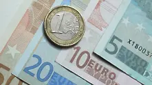 Курсът на еврото падна под 1,11 долара