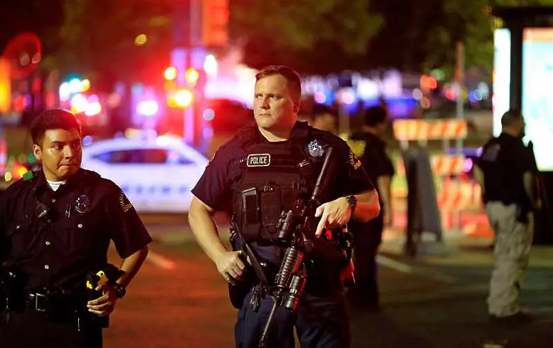 Далас: Заподозрян за стрелбата заплашва с бомби и още жертви