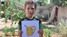 Сирийски деца държат рисунки на покемони с надеждата, че някой ще ги намери