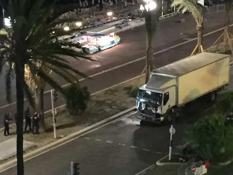 Камион се вряза в тълпа в Ница, десетки са прегазени