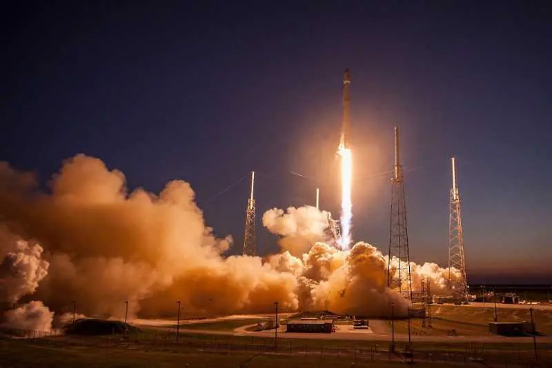 Space X успя да приземи меко ракетата-носител Falcon 9