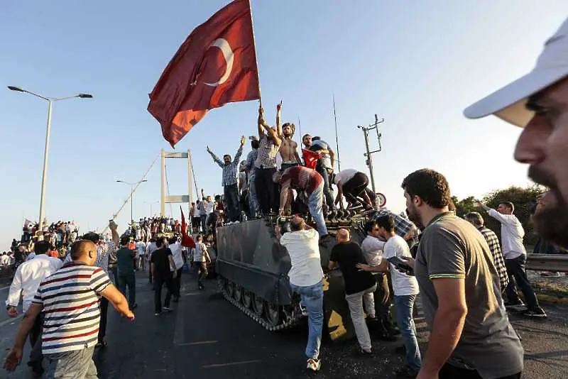 Българите масово очакват ситуацията в Турция да се влоши след опита за преврат