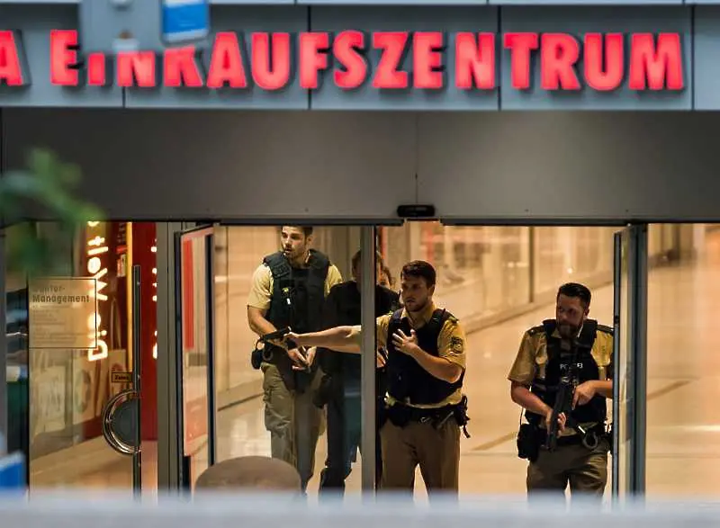 Въоръжен откри стрелба в търговски център в Мюнхен, има убити и ранени