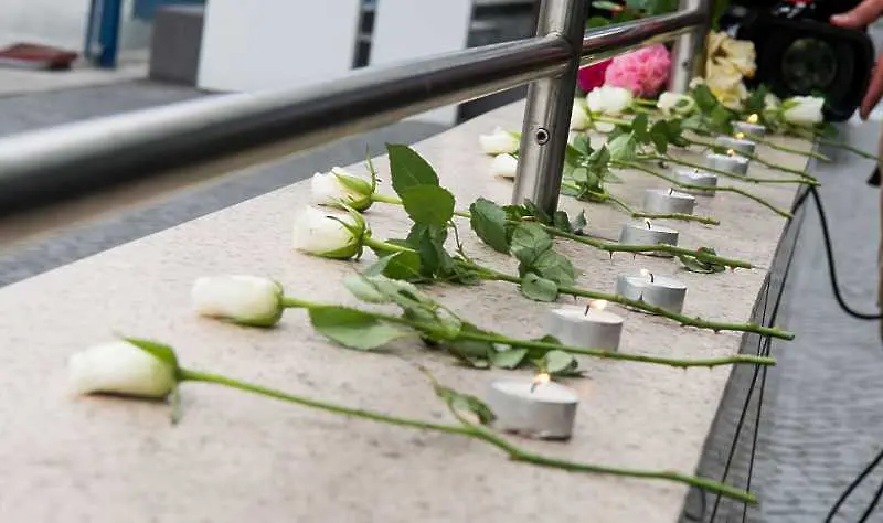 Ние мислим за тези, които от вчера не са с нас: Жители на Мюнхен поднесоха цветя на мястото на трагедията