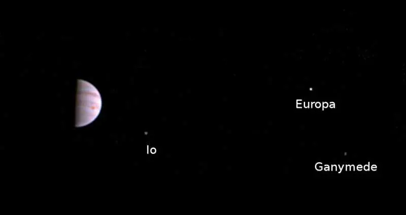 Juno изпрати първите снимки от Юпитер отблизо