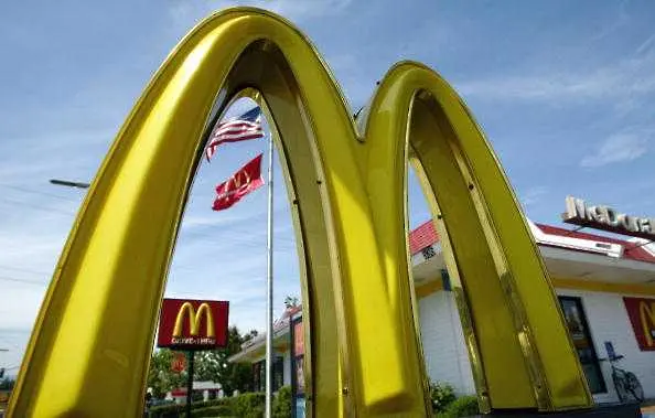 Макдоналдс изтегля милиони фитнес гривни, раздавани с менюта