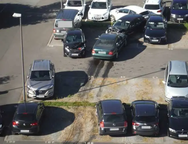 Германски шофьор помете 14 паркирали коли