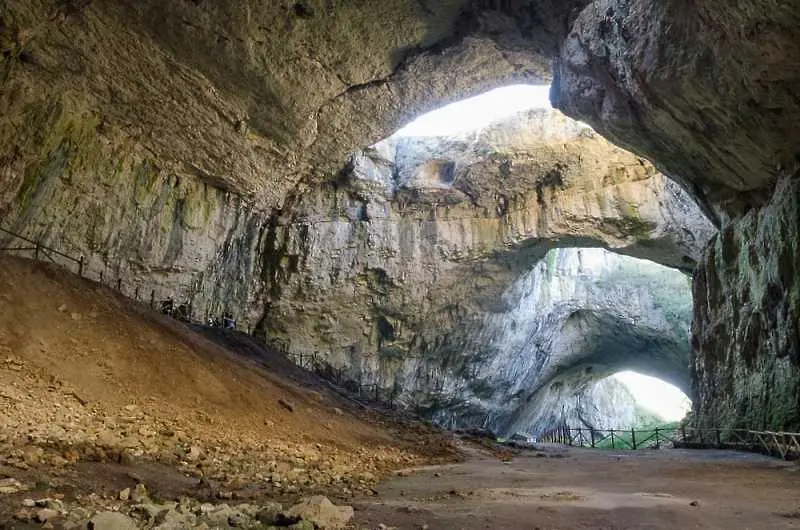 Деветашката пещера.&nbsp;Освен с археологическите находки от&nbsp;времето на&nbsp;неолита,&nbsp;пещерата е известна и с многообразието от обитатели. Заради размножителния период на населяващите я&nbsp;бозайници, през юни и юли тя изцяло се затваря за посе