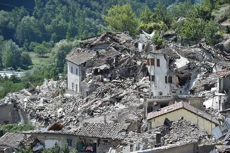 Италиански пожарникар разплака света с писмо до 10-годишната Джулия, жертва на земетресението