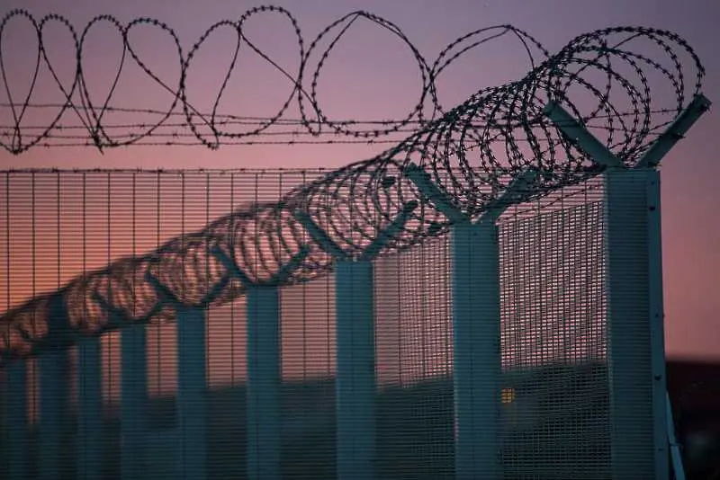 Лондон огражда със стени срещу мигрантите пътя от Кале 