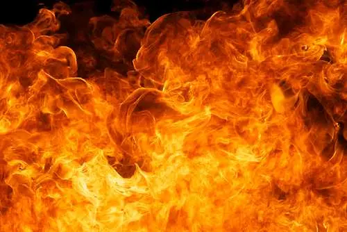 Пожар лумна на метри от къщи в Ловешко