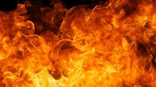 Пожар лумна на метри от къщи в Ловешко