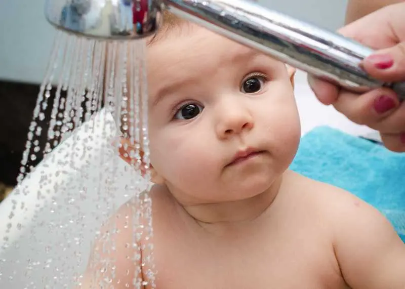 Лекари : Ежедневното къпане на децата е вредно