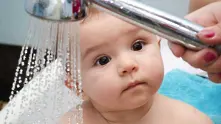 Лекари : Ежедневното къпане на децата е вредно