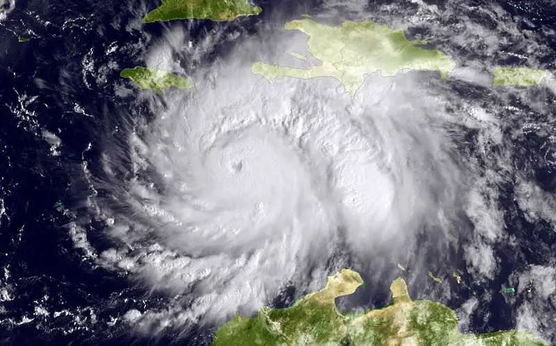 Супер ураганът Матю помете Хаити и лети към САЩ
