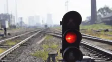 Влак помете автомобил на жп прелез край село Правда. Пътниците са загинали