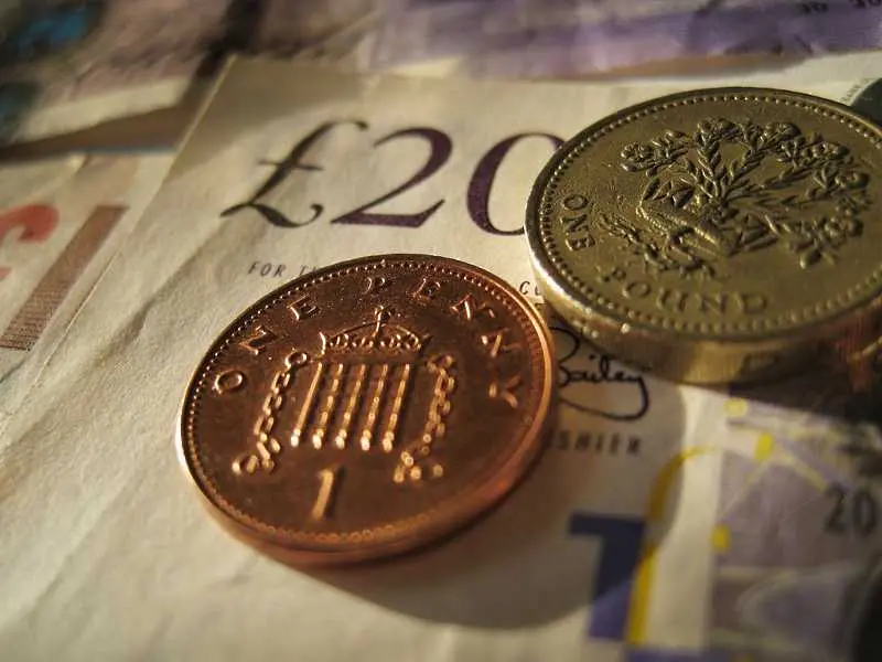 Британската лира поевтиня до нов 31-годишен минимум