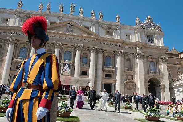 Ватикана отваря Макдоналдс и Хард рок кафе