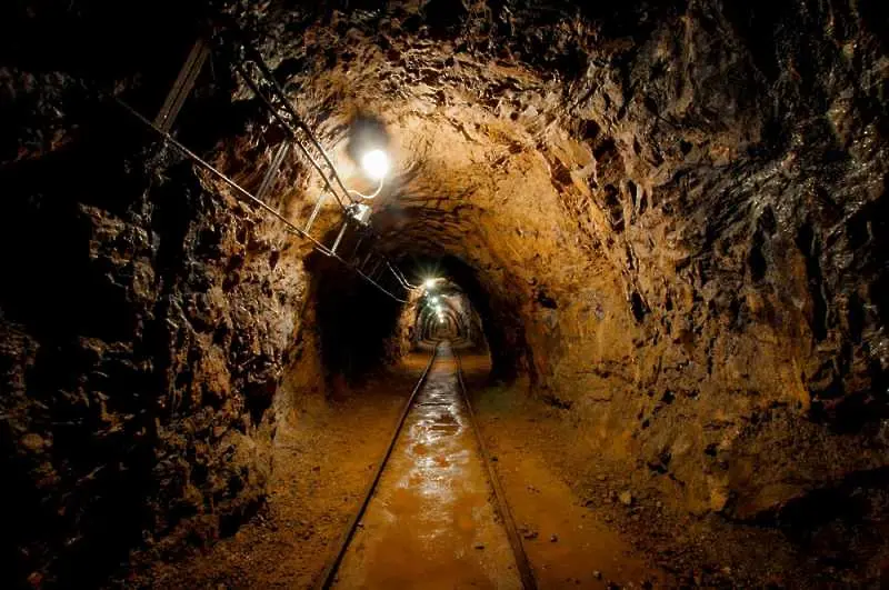 Близо 30 часа миньори протестират под земята в рудник „Бабино”