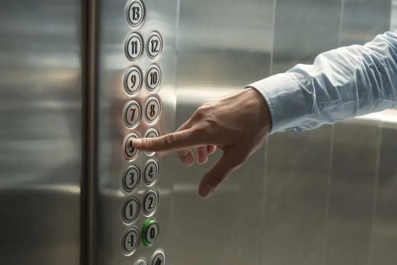 Изискване: Всеки асансьор да е с телефон до края на годината