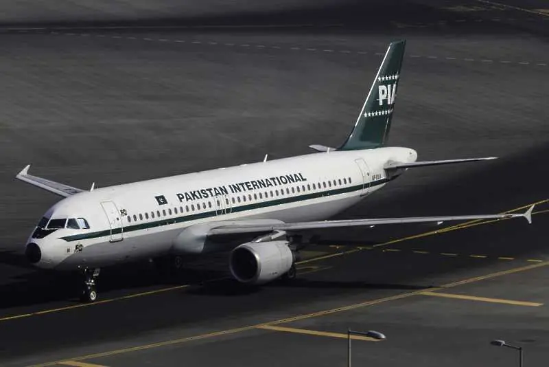 Самолет с над 40 души на борда се разби в Пакистан