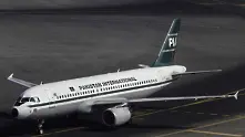 Самолет с над 40 души на борда се разби в Пакистан