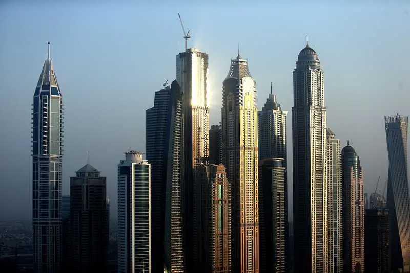 През 2006 г. индийски бизнес магнат Мукеш Амбани построява 27- етажния небостъргач Антилия, който служи като частна резиденция. На стойност от 1 млрд. долара, Антилия е най-скъпият жилищен имот в света след Бъкингамския дворец.&nbsp;Той също е проектиран 