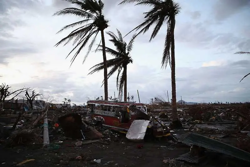 Мощен тайфун ще връхлети Филипините на Коледа