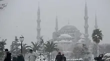 Сняг парализира и Истанбул