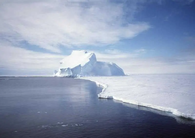 Гигантски айсберг на път да се отцепи от Антарктида