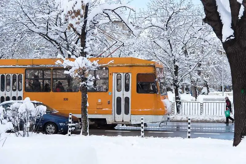 Паркиран на релсите автомобил обърка машрутите на три трамвайни линии