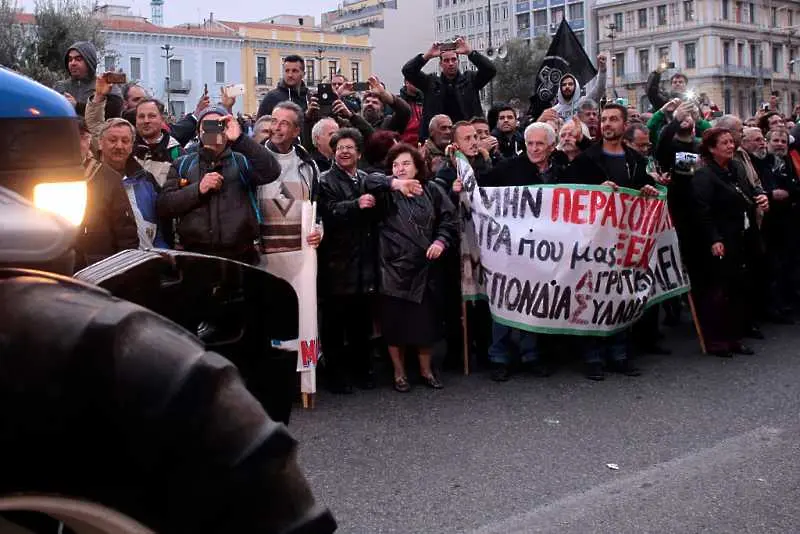 Гръцките фермери засега няма да блокират границата с България