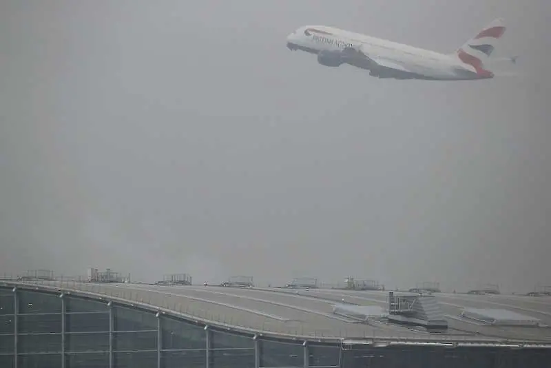 Десетки полети са отменени на Хийтроу заради мъгла
