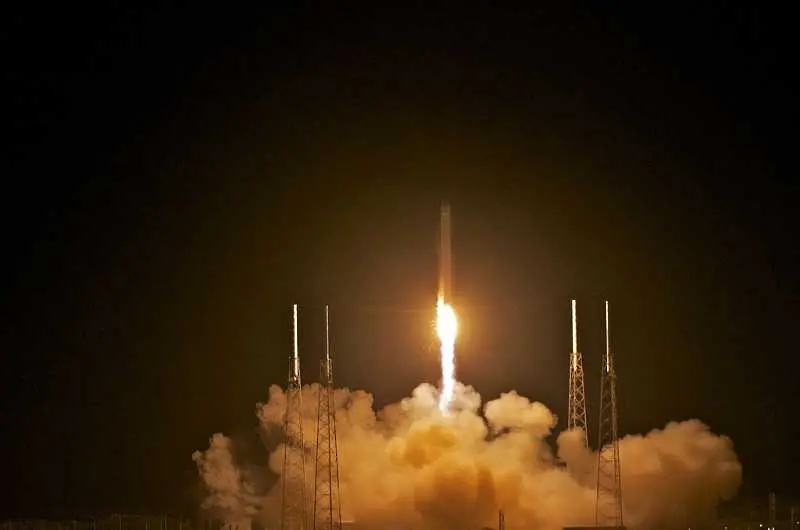 Ракетата-носител Falcon 9 излетя и се приземи успешно