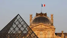 Инцидент в Лувъра, охранител стреля по нападател