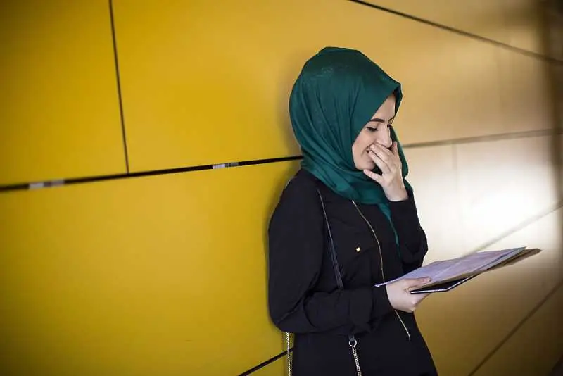 ЕС: Компаниите могат да забраняват носенето на бурки и хиджаби на работа