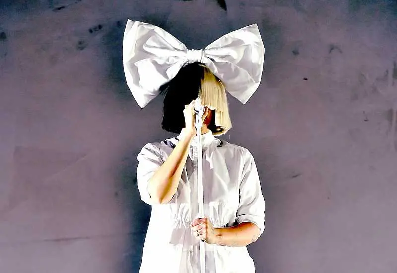 Sia и Pink се обединяват за нов сингъл Waterfall