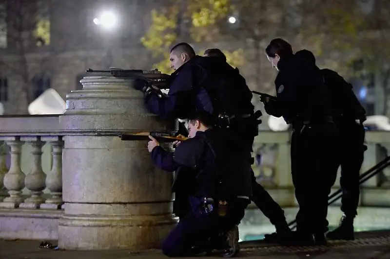 Ранени полицаи и над 30 арестувани при протести в Париж