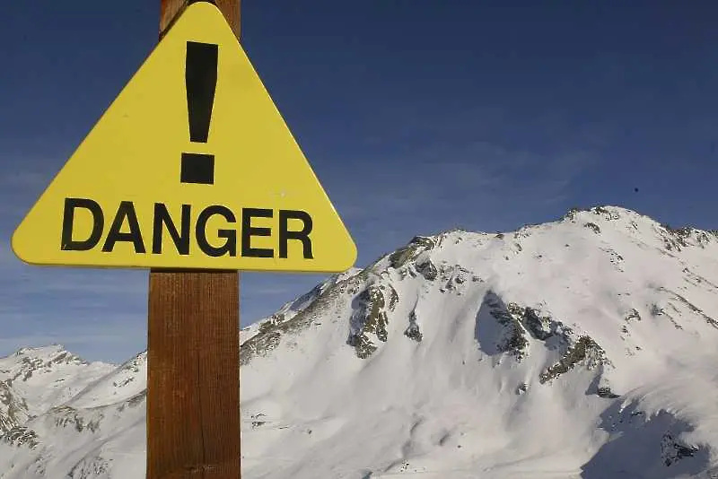 Лавина затрупа ученици в ски курорт в Япония