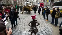 Статуята на Безстрашното момиче остава на Уолстрийт