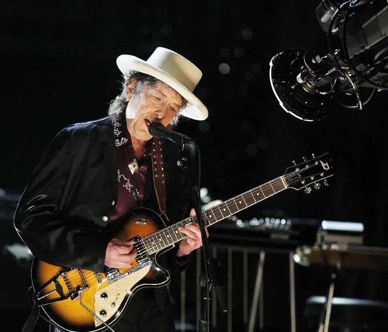 Боб Дилън издава троен студиен албум Triplicate