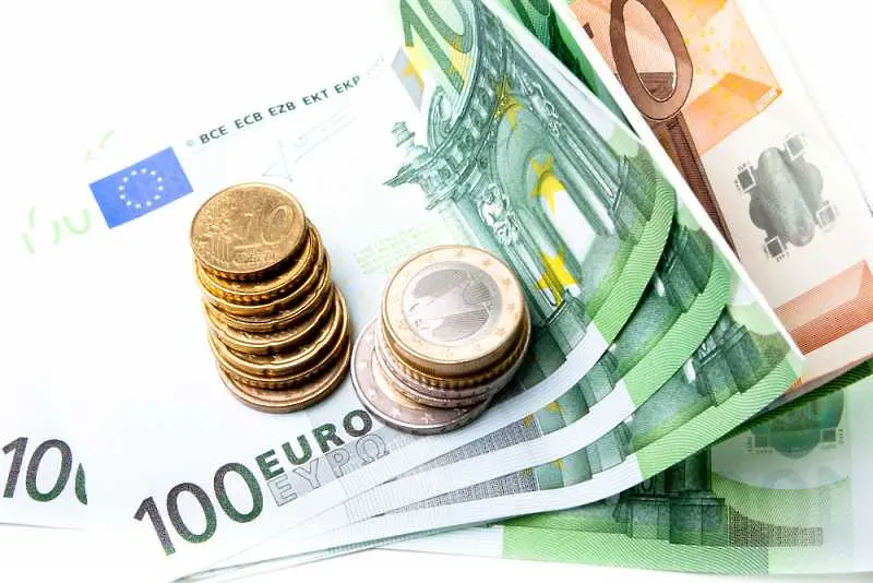 Еврото се държи над прага от 1,07 долара