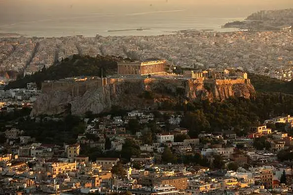 Евакуираха две метростанции в Атина заради сигнали за бомби