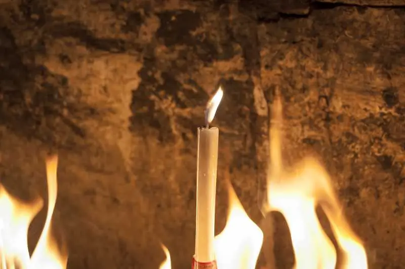 Благодатният огън идва от Йерусалим с четири специални фенера