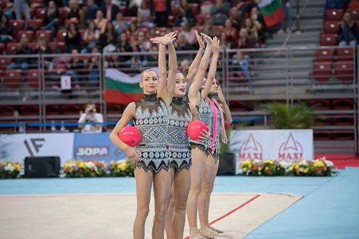 Великолепни момичета от българския ансамбъл по художествена гимнастика!